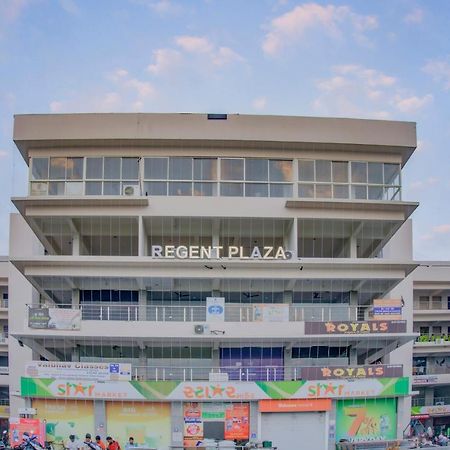 Oyo 75173 Hotel Regency Surat Bagian luar foto