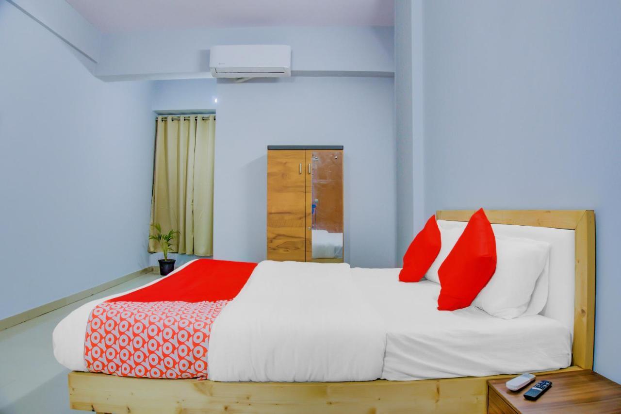 Oyo 75173 Hotel Regency Surat Bagian luar foto