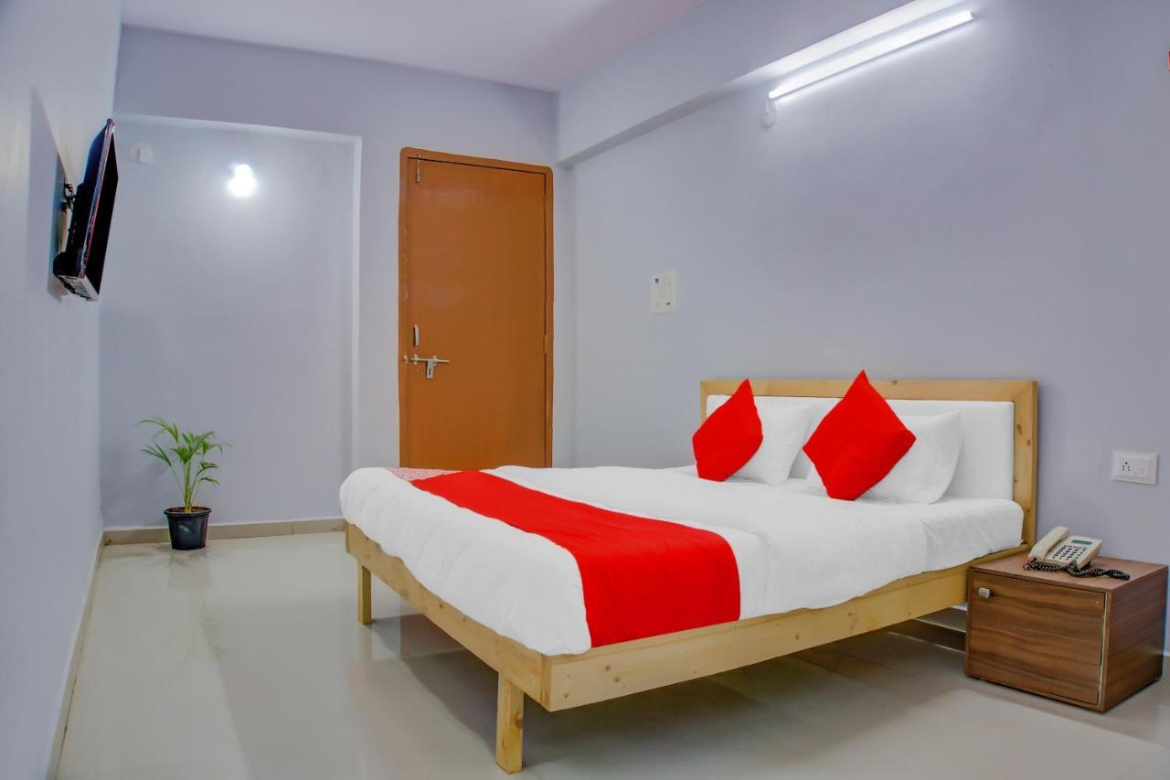 Oyo 75173 Hotel Regency Surat Bagian luar foto