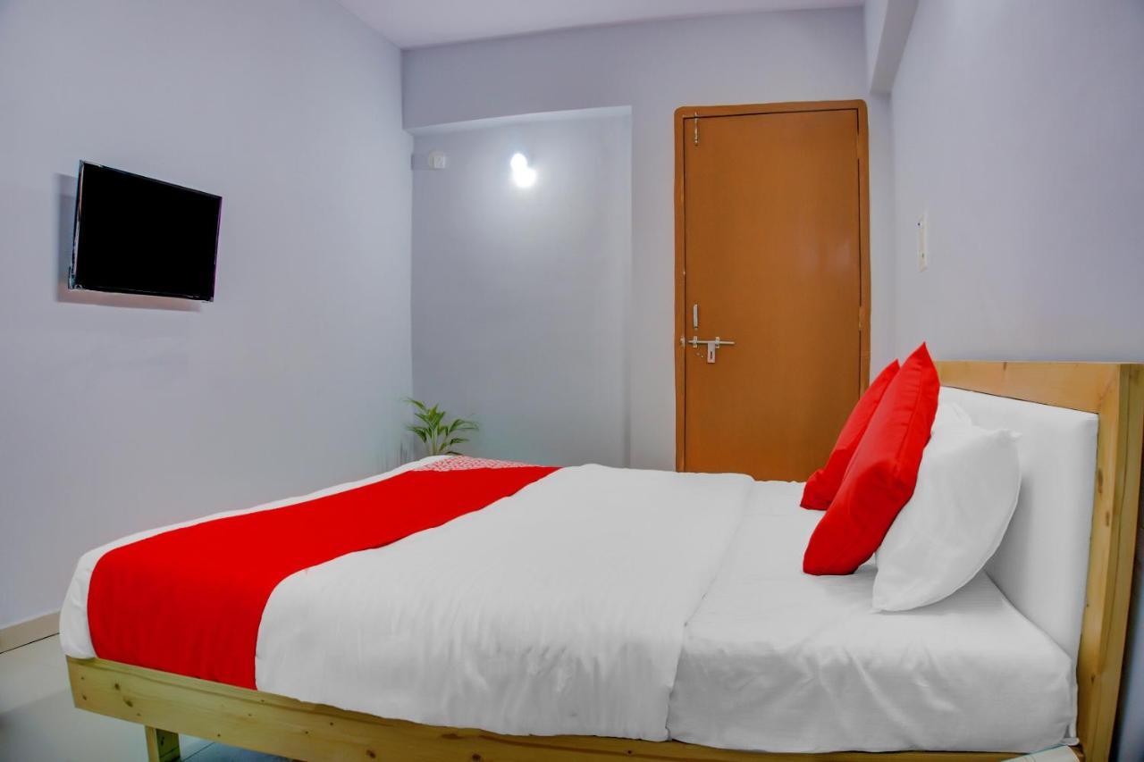 Oyo 75173 Hotel Regency Surat Bagian luar foto