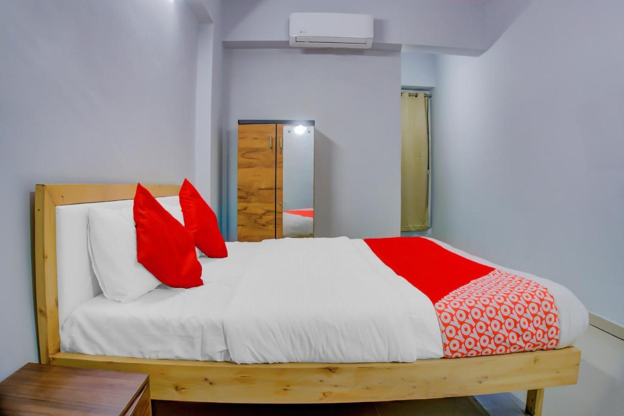 Oyo 75173 Hotel Regency Surat Bagian luar foto