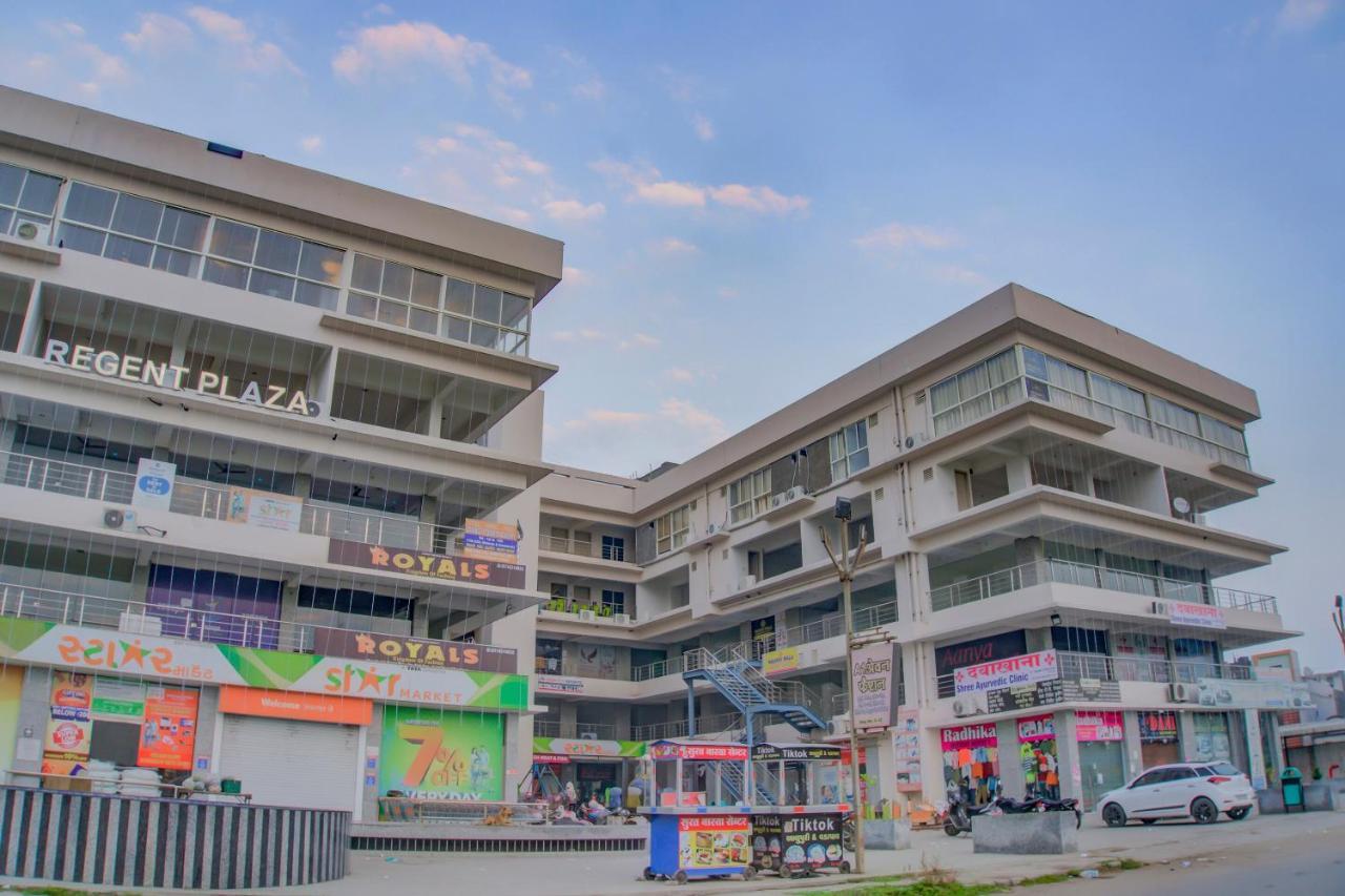 Oyo 75173 Hotel Regency Surat Bagian luar foto