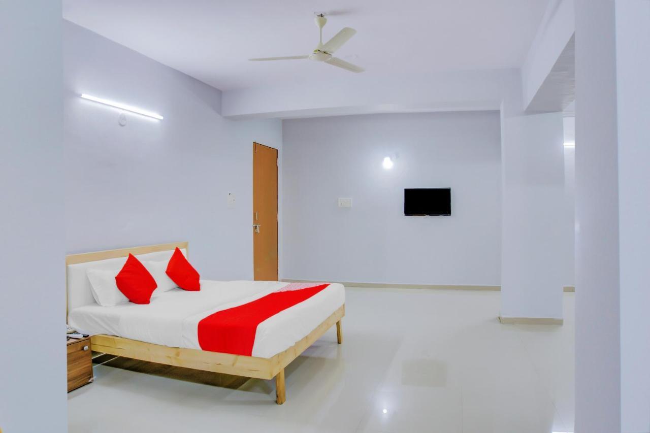 Oyo 75173 Hotel Regency Surat Bagian luar foto