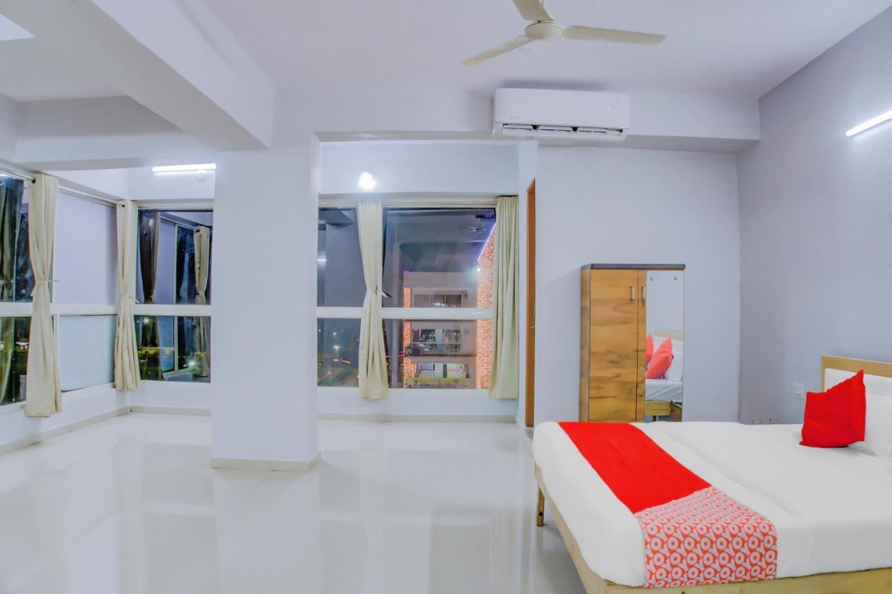 Oyo 75173 Hotel Regency Surat Bagian luar foto