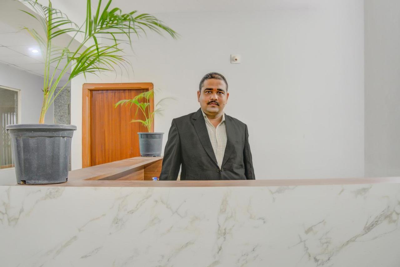 Oyo 75173 Hotel Regency Surat Bagian luar foto