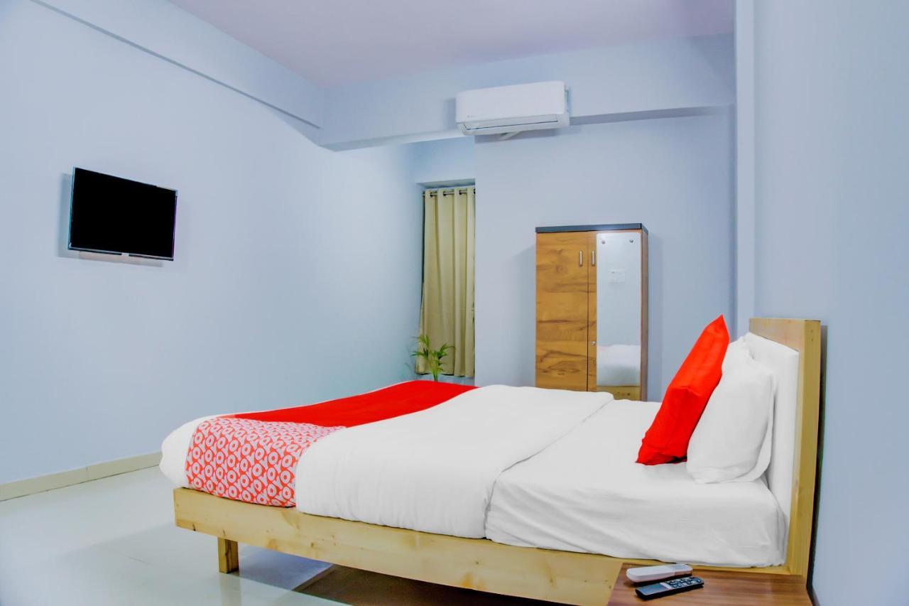 Oyo 75173 Hotel Regency Surat Bagian luar foto