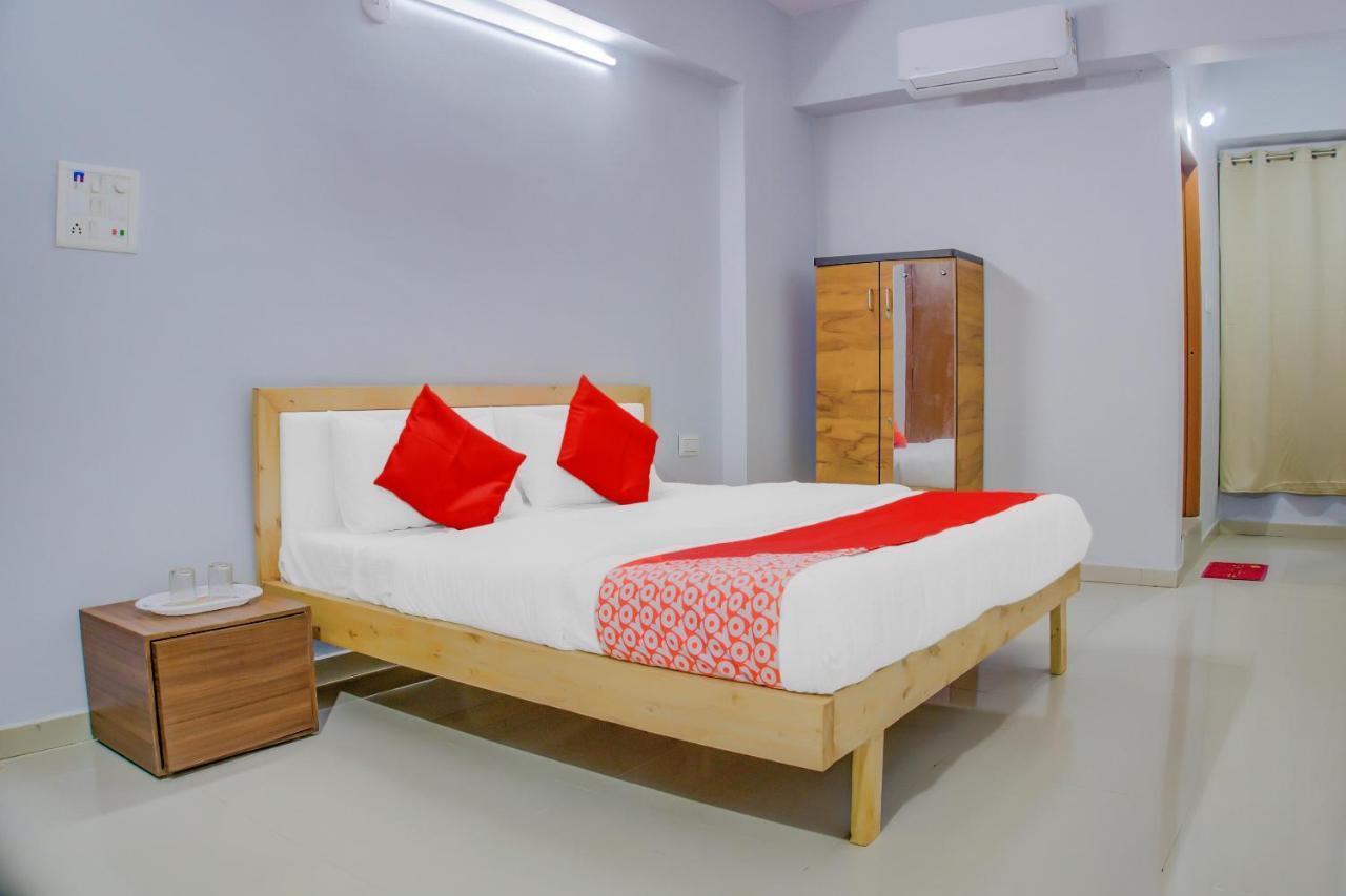 Oyo 75173 Hotel Regency Surat Bagian luar foto